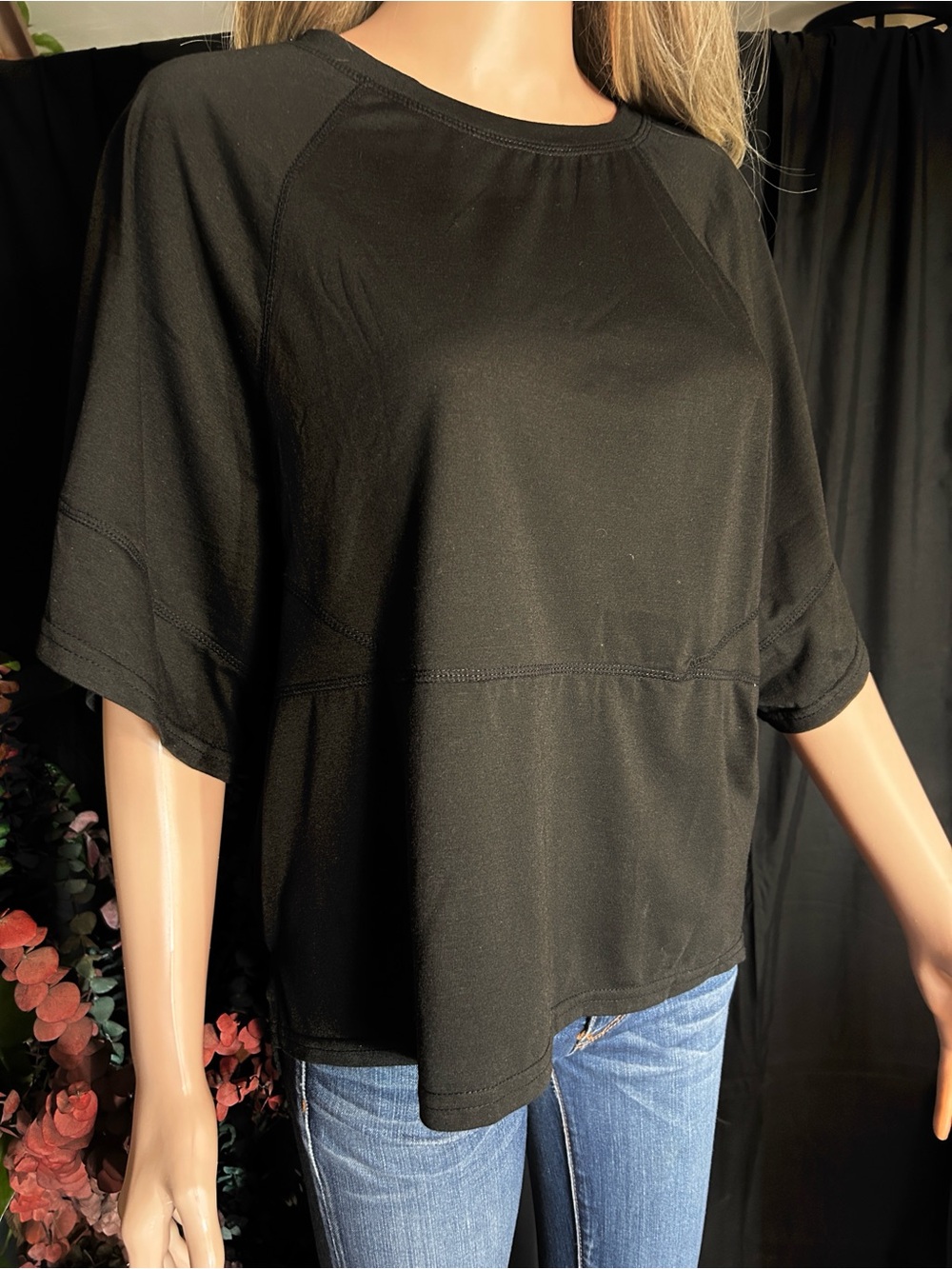 NWOT HI-LO OVERSIZED CASUAL BLACK TOP
M